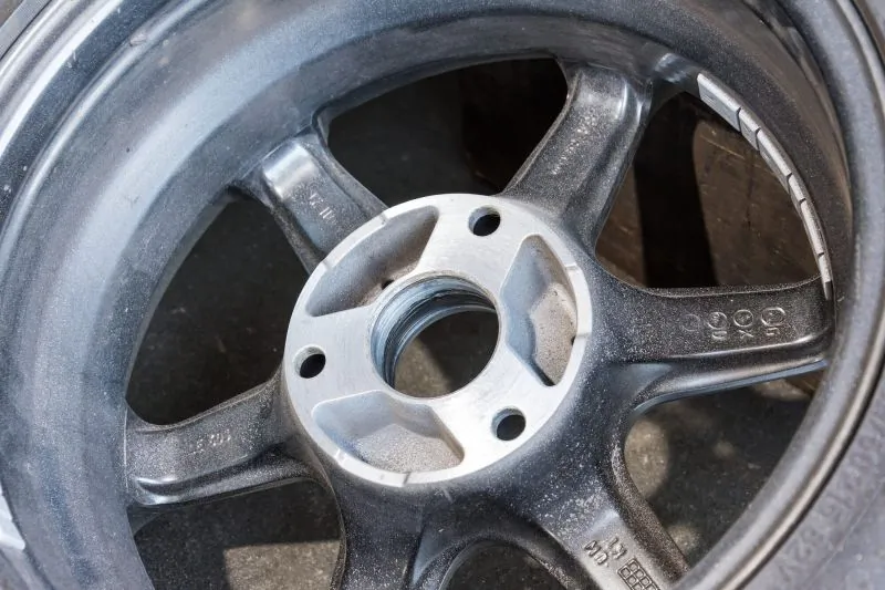 Dispozitiv de slefuit butuc roata