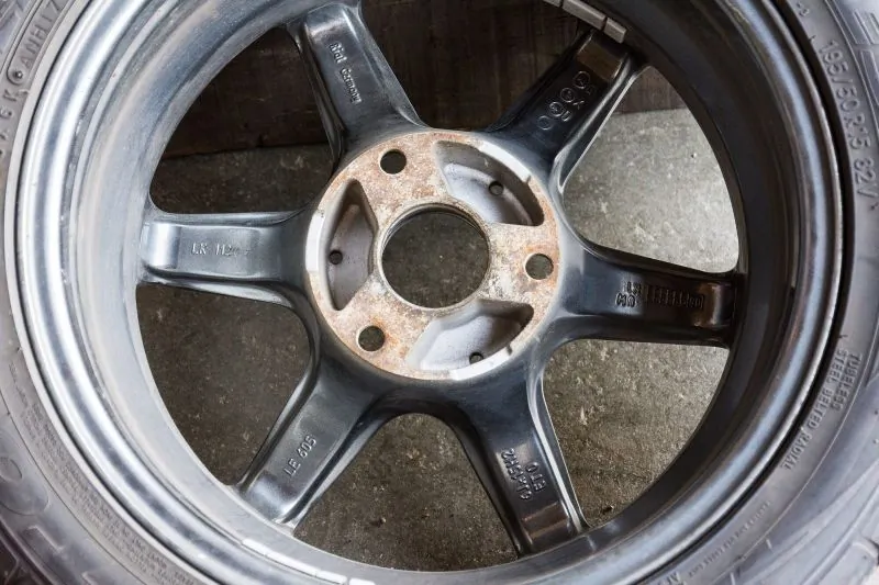 Dispozitiv de slefuit butuc roata