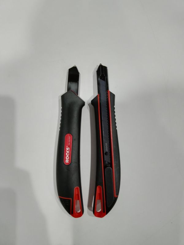Cuțit cu lamă fragilă 9 mm 60° negru